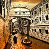 Benátský kanál v teplém sepia tónu