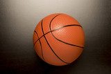 Detail basketbalového míče na tmavém pozadí
