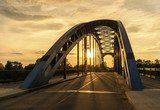 Elegance obloukové konstrukce při západu slunce