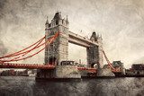 Historická silueta Tower Bridge v sépiovém tónu