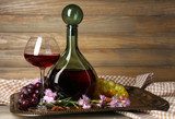 Hřejivá harmonie vinného zátiší na dřevěném pozadí