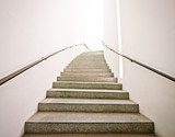 Kamené schodiště v minimalistickém prostoru