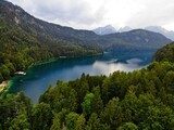 Klidné horské jezero s lesním horizontem