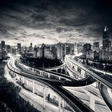 Městská metropole pod noční oblohou