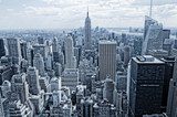 Modravé panorama newyorské architektury