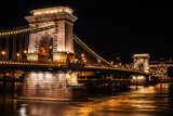Noční panorama řetězového mostu
