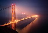 Noční záře přes mlžný Golden Gate