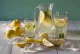 Osvěžující motiv s citrony a ledem