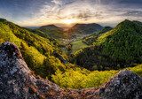 Panoramatický výhled na zasněžené pohoří
