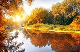 Podzimní harmonie u tiché řeky
