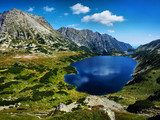 Poklidné jezero pod horským hřebenem