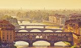 Romantické panorama italského města za soumraku