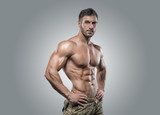 Silná mužská postava pro fitness inspiraci