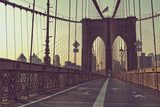 Večerní silueta brooklynského mostu