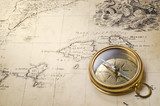 Zlatý kompas na historické námořní mapě